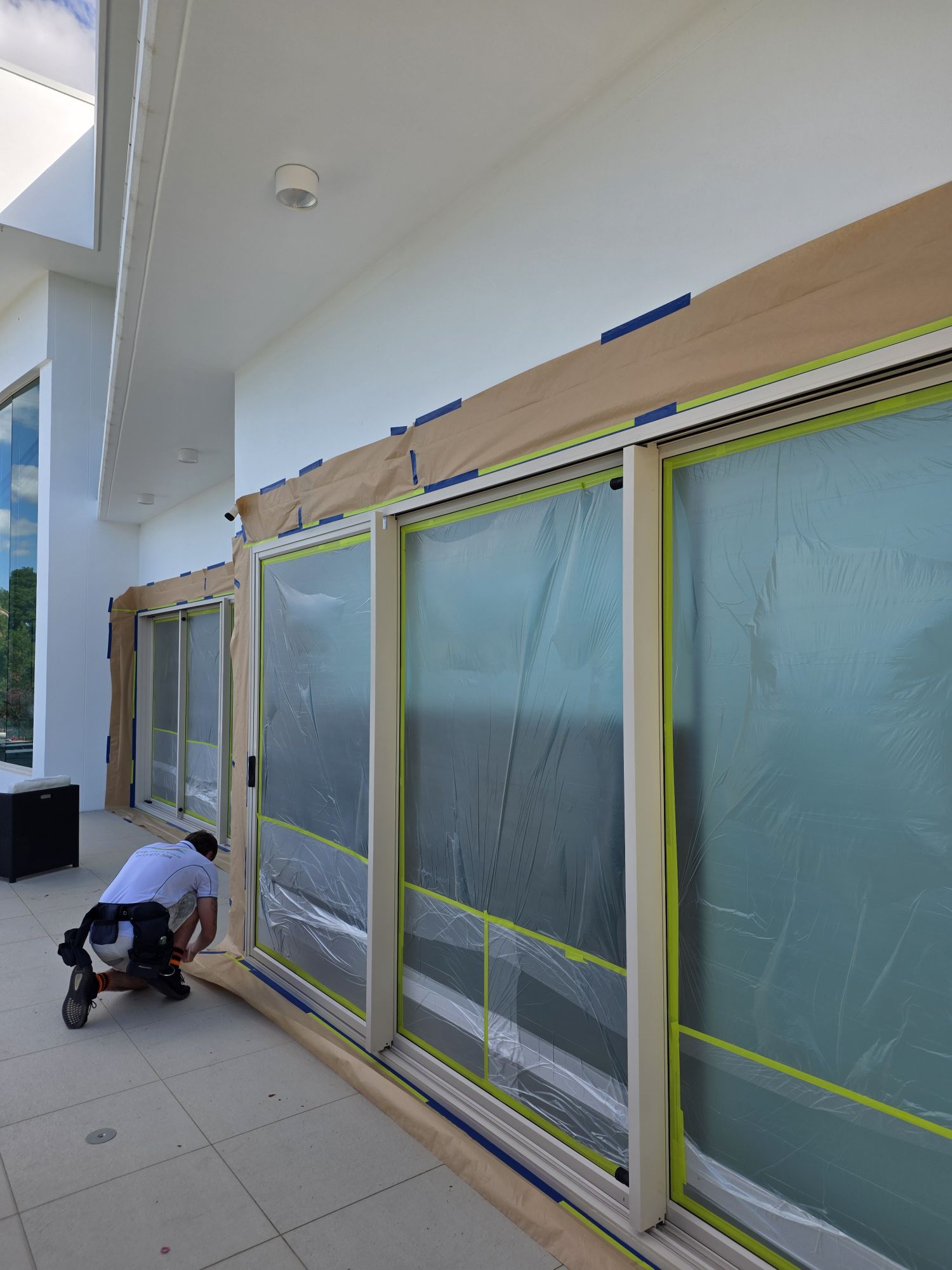 Who paints aluminium windows in the Gold Coast also doors and security screens